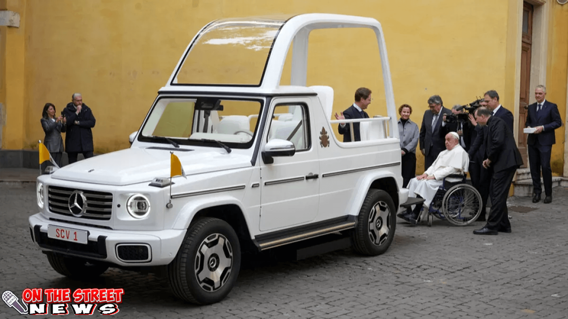 Paus Fransiskus Menerima Popemobile Mercedes-Benz G-Class