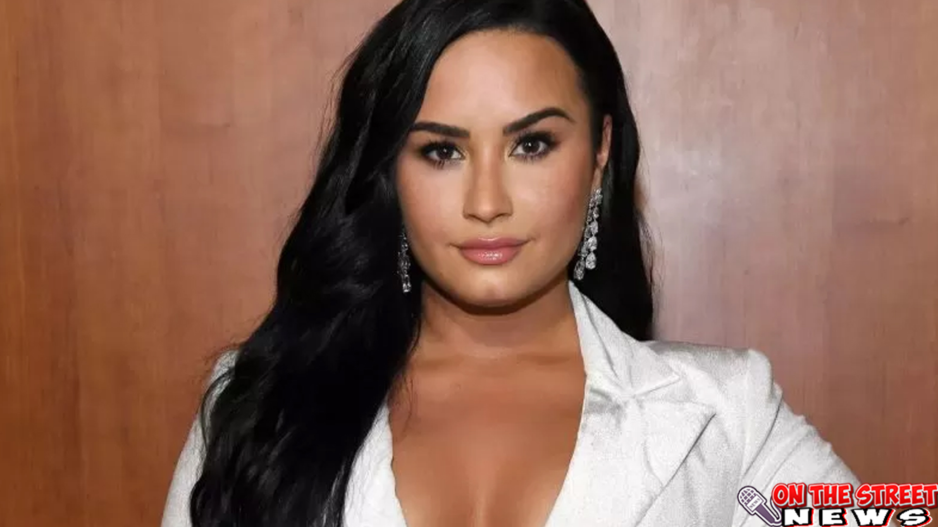 Mengapa Kita Jatuh Cinta dengan Musik Demi Lovato?