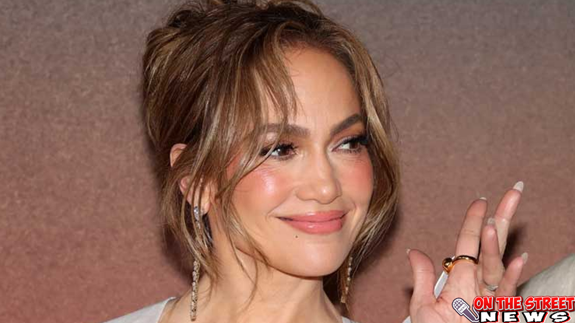 Jennifer Lopez: Sang Diva yang Tak Pernah Pudar Pesonanya!